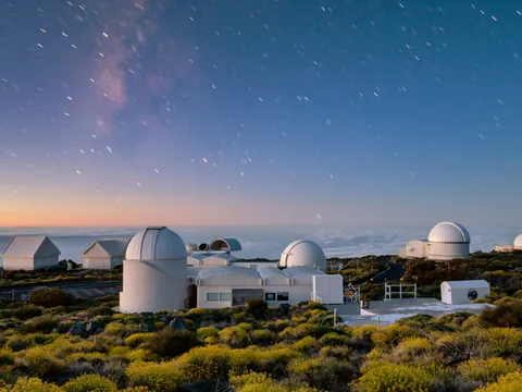 Vista general de observatorio de Tenerife desde donde contemplar un cielo estrellado.
