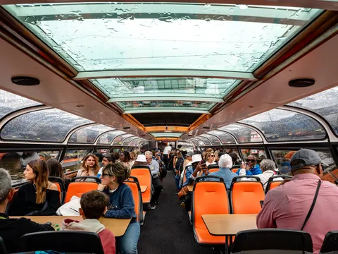 Grupo disfrutando de un paseo en barco por los canales de Ámsterdam