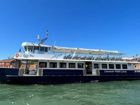 Embarcación utilizada para el tour a Murano y Burano con buendía