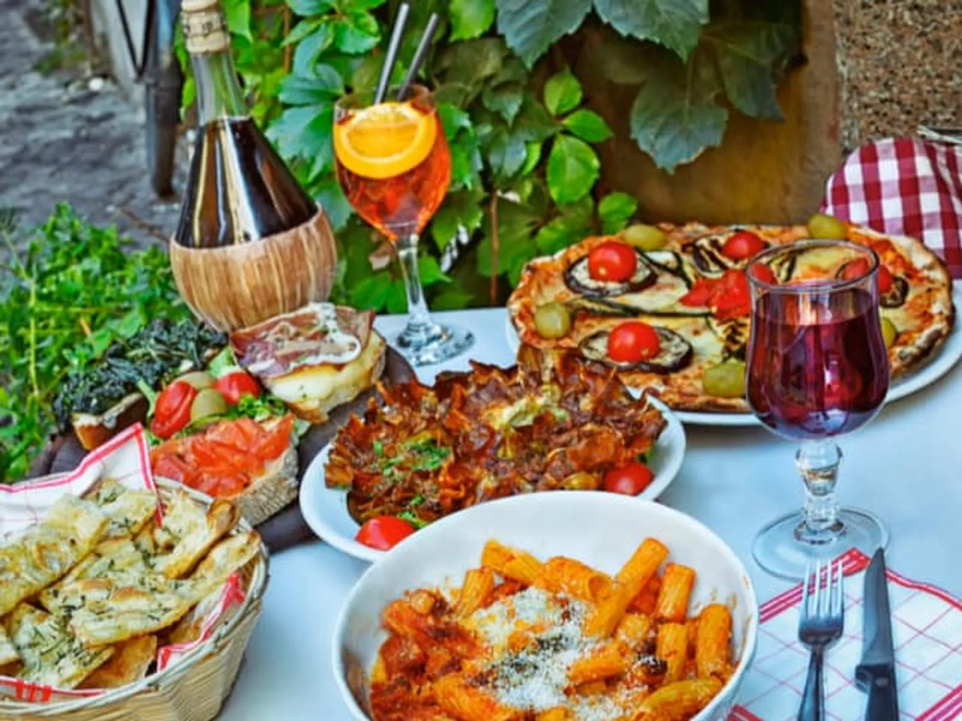 Aperitivo con comida típica de Roma-Los mejores Spritz, el aperitivo de Roma-Fiesta en Roma-Qué hacer en Roma-Guía de Viajes Buendía Tours