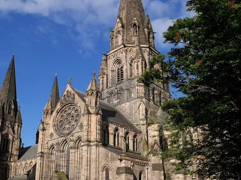 St Mary's Cathedral en Edimburgo mostrando arquitectura gótica victoriana con torres puntiagudas