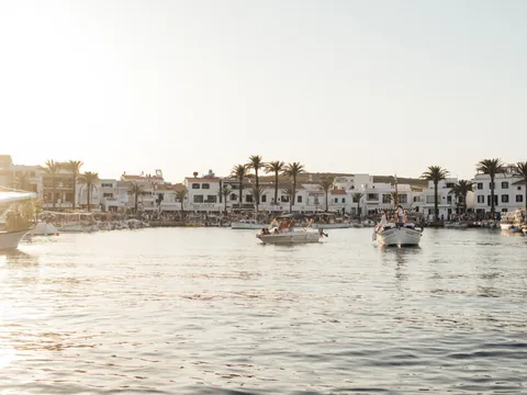 Barcos navegando por el puerto de Fornells, Menorca