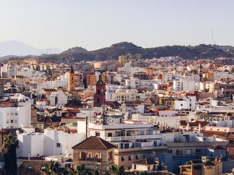 Vista aérea de la Plaza de Toros de la Malagueta y edificios frente al mar, Málaga.