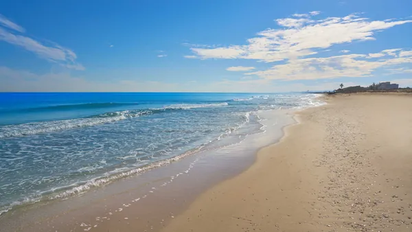 Playa de El Saler es una extensa playa de arena fina con dunas y vegetación mediterránea.