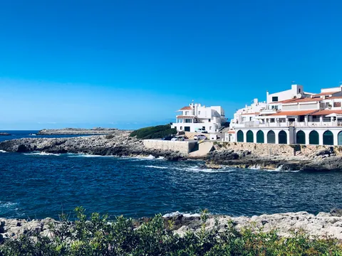 Casas blancas en la costa de Es Grau, Menorca