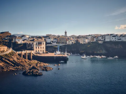 Vista panorámica del puerto y el casco urbano de Tapia de Casariego, con barcos amarrados y acantilados del occidente asturiano.