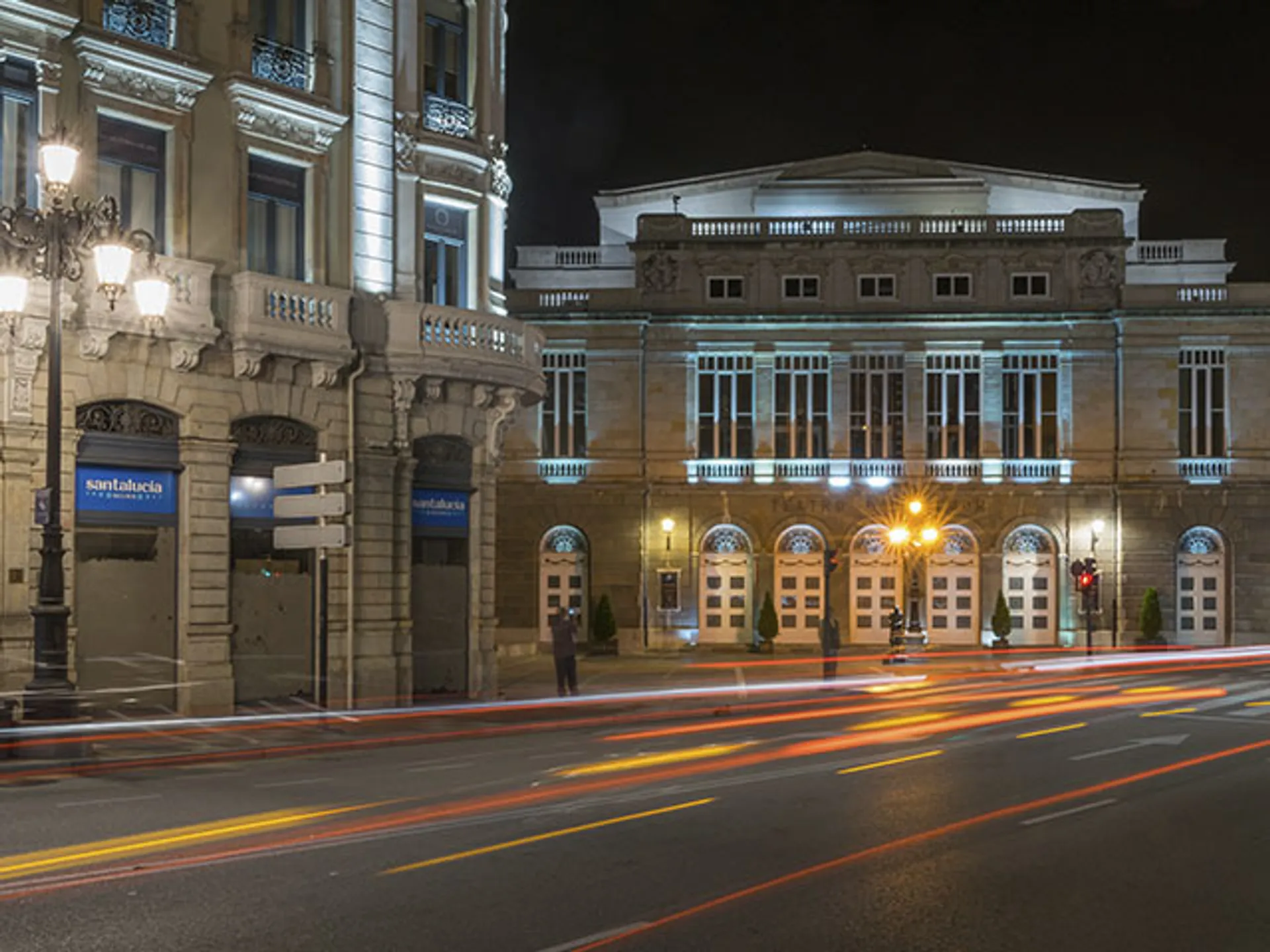 Teatro Campoamor de Oviedo de noche-Que ver en Oviedo-Guía de Viajes Oviedo