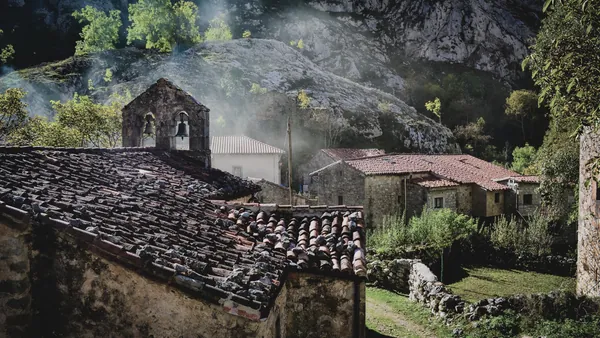 Casas de piedra en el pintoresco pueblo de Bulnes, rodeado de montañas y naturaleza en los Picos de Europa.