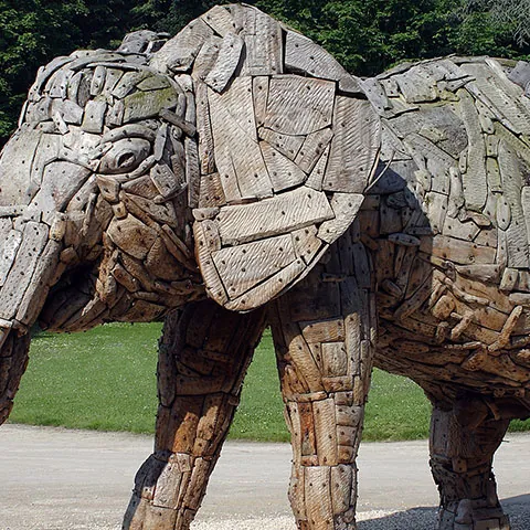 Elefante hecho de madera frente al Museo Real Africano de Bruselas-Museos de Bruselas - Guía de Viaje Buendía tours