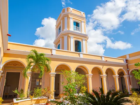 Vista de un precioso día soleado en Trinidad, Cuba