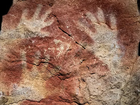 Manos rupestres en ocre y blanco, Museo de Altamira, Cantabria