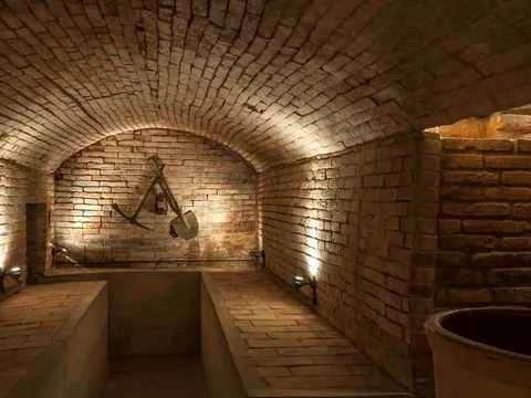 Sótano de ladrillo con herramientas antiguas en la Casa Museo Cal Gerrer