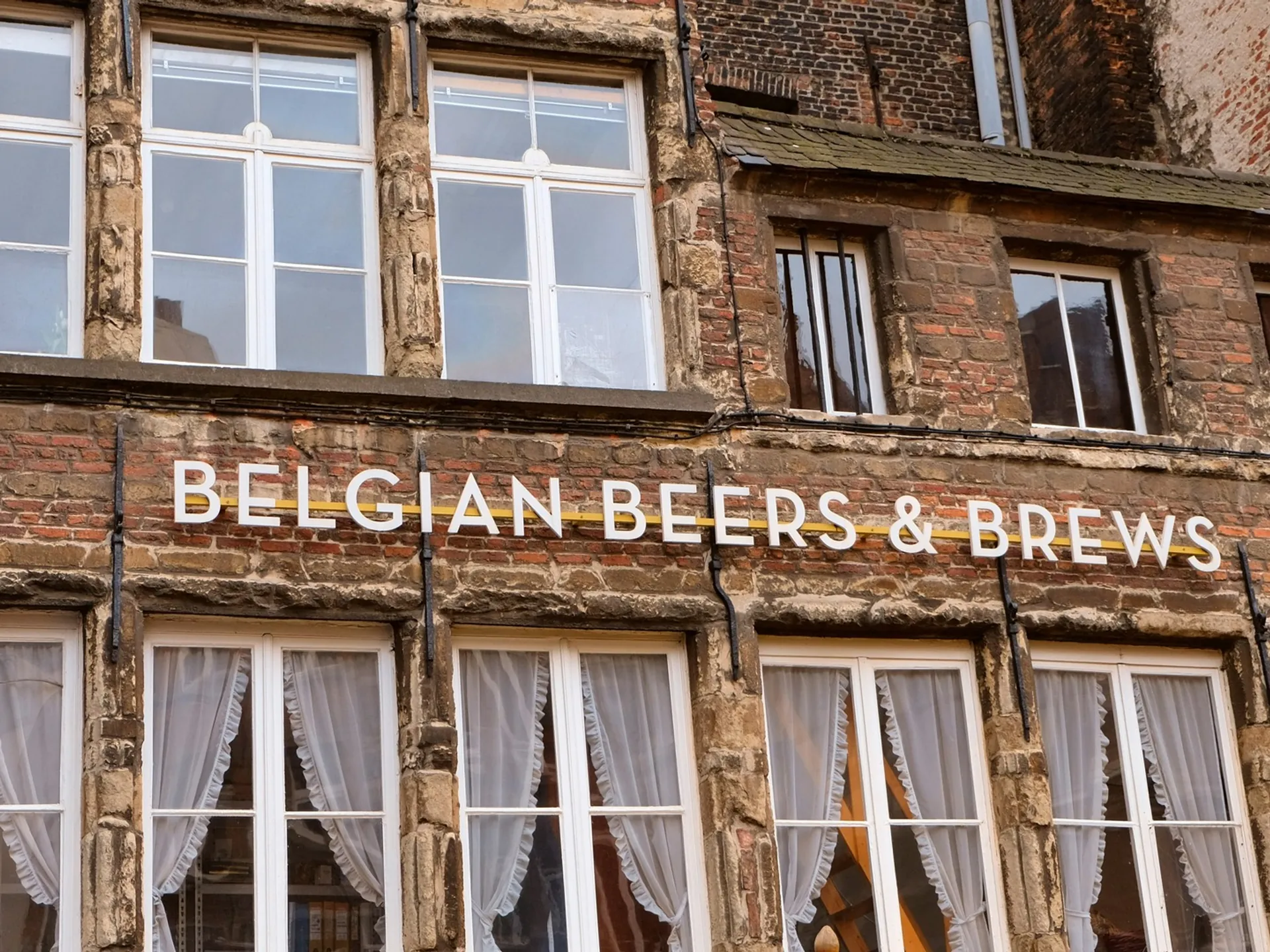Fachada de ladrillo de una cervecería belga