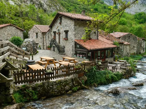 Excursión a Picos de Europa con funicular a Bulnes y cueva Cabrales con degustación desde Cangas de Onís
