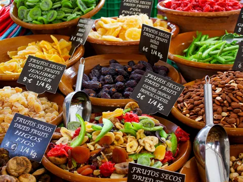 Puestos de frutas deshidratadas en el mercado de Alcudia, Mallorca