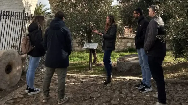 Explicación del guía a un grupo en la Hacienda La Laguna.