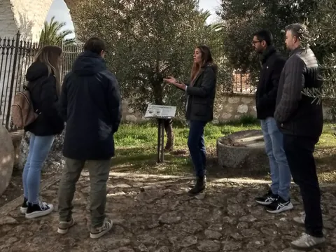 Explicación del guía a un grupo en la Hacienda La Laguna.