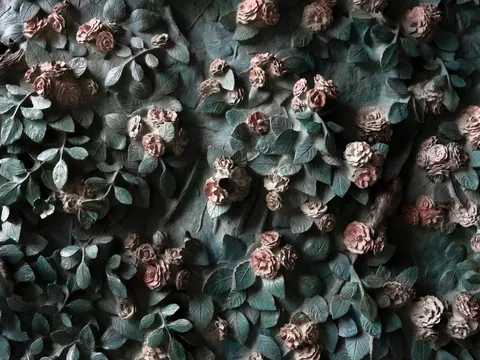 Relieve floral con hojas y rosas en la fachada de la Sagrada Familia de Barcelona