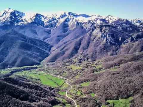 Valle verde de Liébana con los los Picos de Europa al fondo