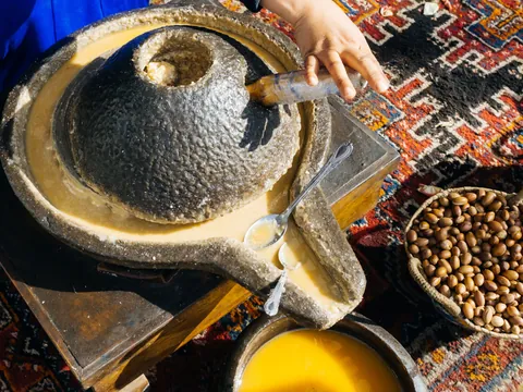 Elaboración tradicional de aceite de argán en cooperativa del valle de Ourika, Marruecos