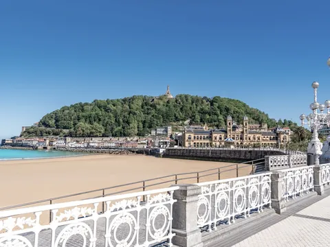 Paseo marítimo de San Sebastián frente a la playa y el monte Urgull.