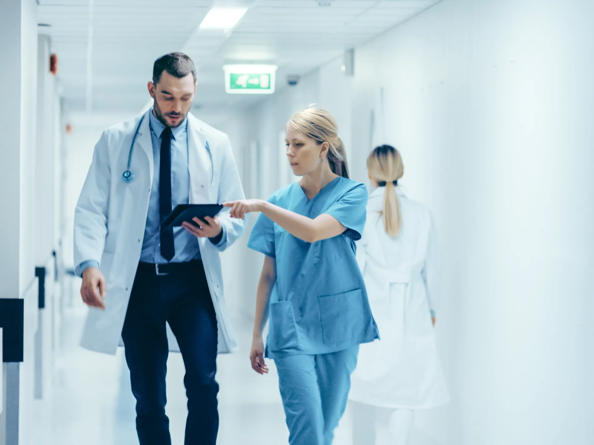Medicos caminando por el pasillo de un hospital