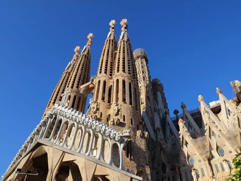 Torres y fachada de la Sagrada Familia en Barcelona bajo cielo despejado