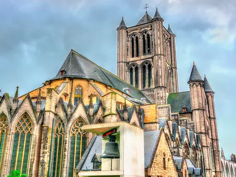 Iglesia de San Nicolás en Gante con arquitectura gótica, torre campanario y fachada histórica