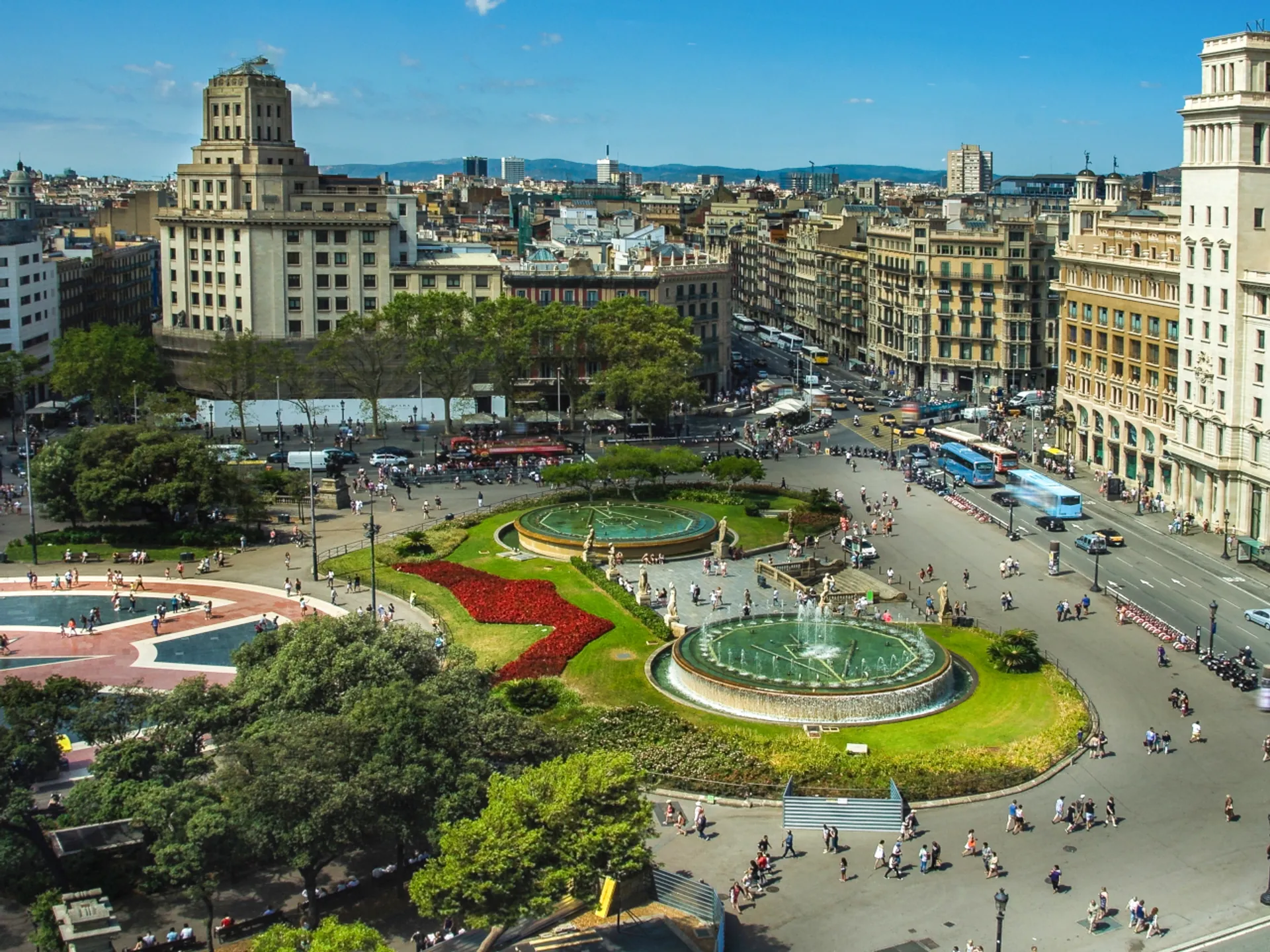 Plaça Catalunya - Arco de Triunfo de Barcelona - Qué ver en Barcelona - Guía de Viajes Barcelona - Buendía Tours
