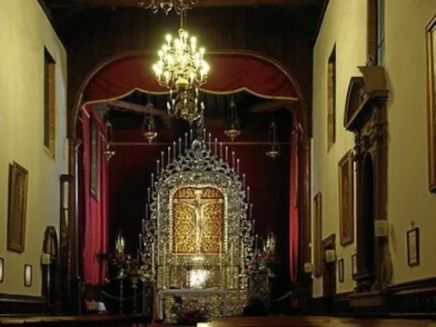 Interior del Santuario en el que persiste la leyenda de la imagen venerada del Cristo.