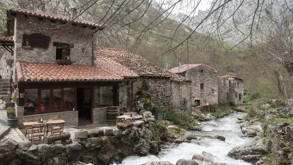 Pueblo de Bulnes junto al río en los Picos de Europa, Asturias
