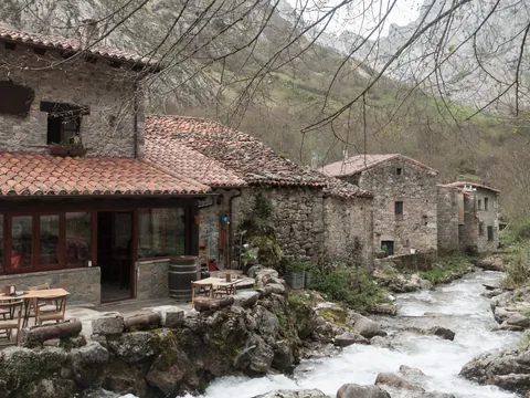 Pueblo de Bulnes junto al río en los Picos de Europa, Asturias