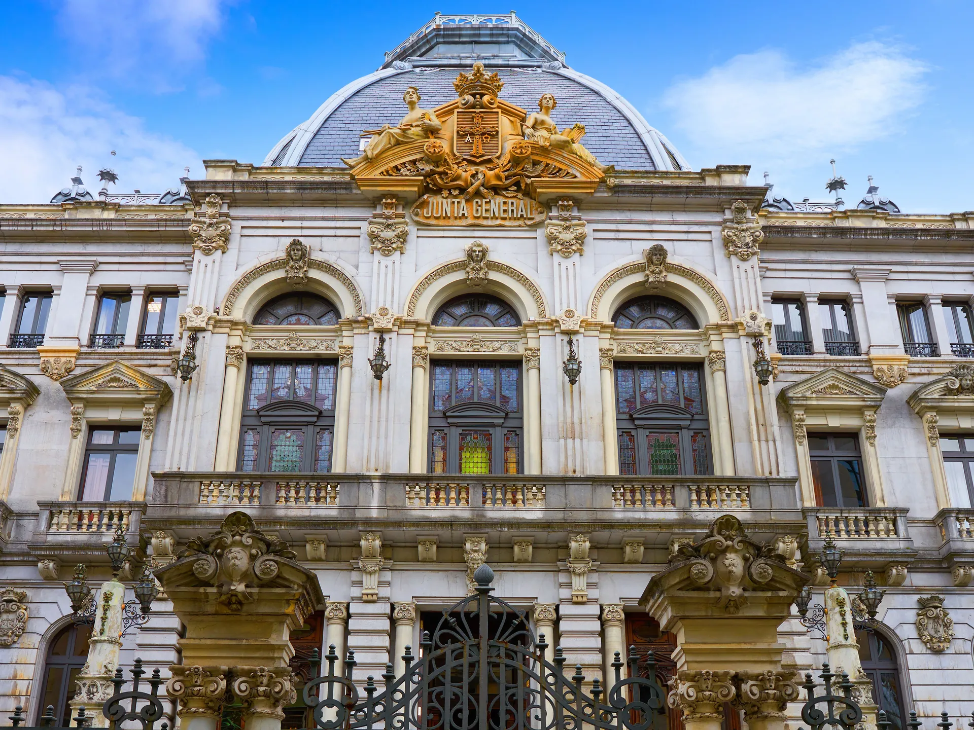 Fachada de la Junta General del Principado de Asturias - Junta General del Principado de Asturias - Qué ver en Oviedo - Guía de Viajes Oviedo - Buendía Tours