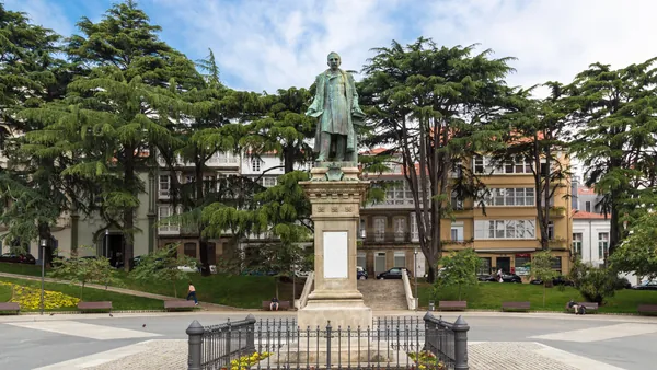 Plaza del Marqués de Amboage y su escultura