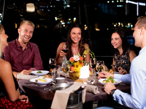 Paseo en barco por el Sena desde la Torre Eiffel con cena