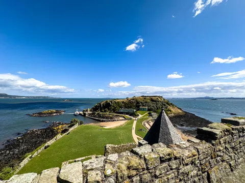 Paseo en barco por el estuario de Forth con parada en la abadía de Inchcolm