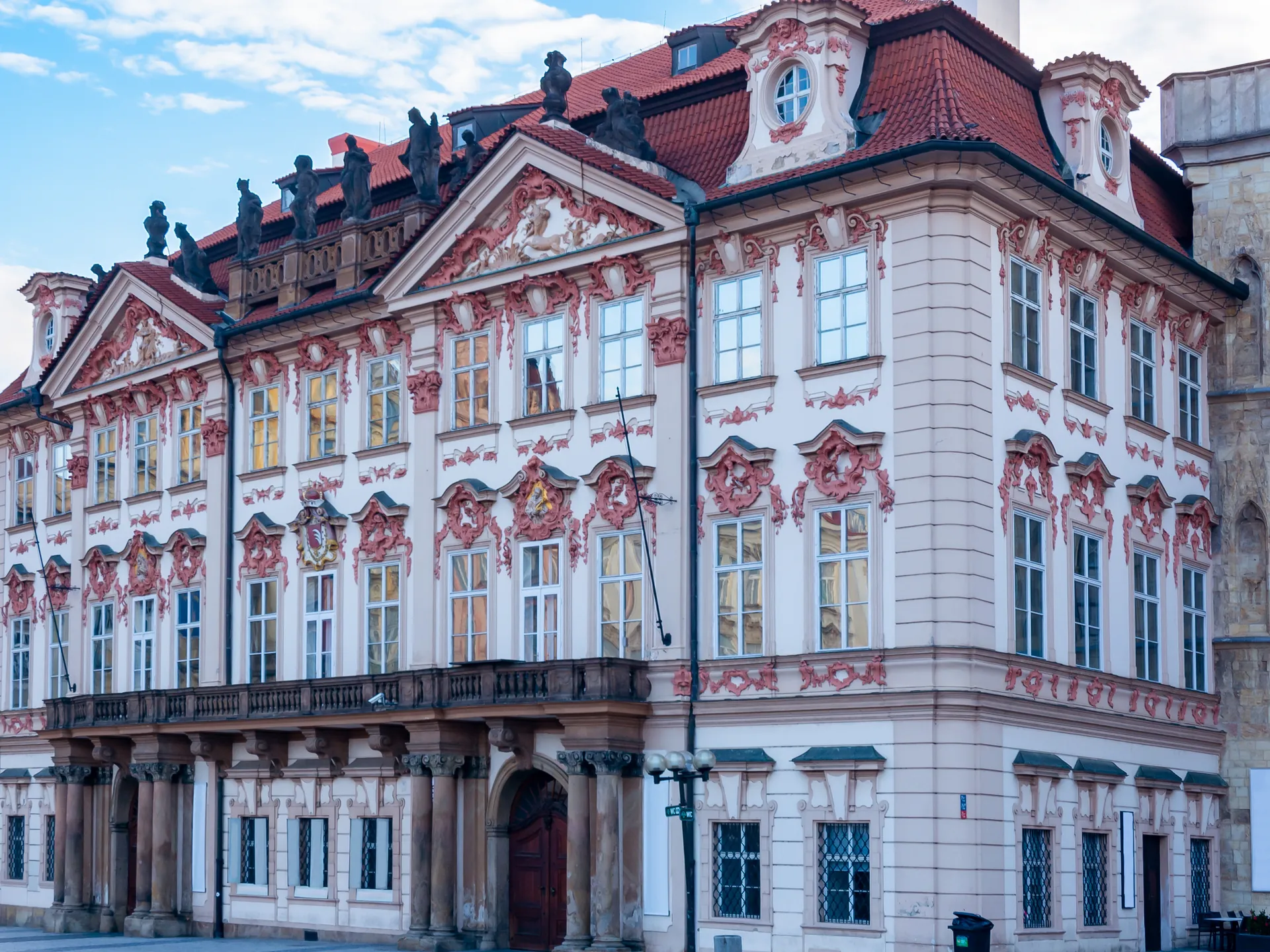 Plaza de la Ciudad Vieja de Praga con el Palacio Kinsky y la Iglesia de Nuestra Señora - Palacio Kinsky - Qué ver en Praga - Guía de viaje Praga - Buendía Tours