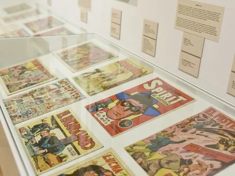 Cómics de "The Spirit" y "El Encapuchado" en vitrinas del Museu de Sant Cugat