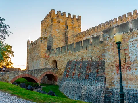 Murallas del Castillo de San Jorge al atardecer en Lisboa