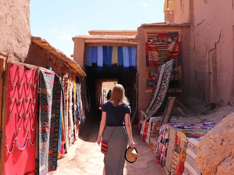 Callejón con artesanía en Ait Ben Haddou, Patrimonio de la UNESCO, Marruecos