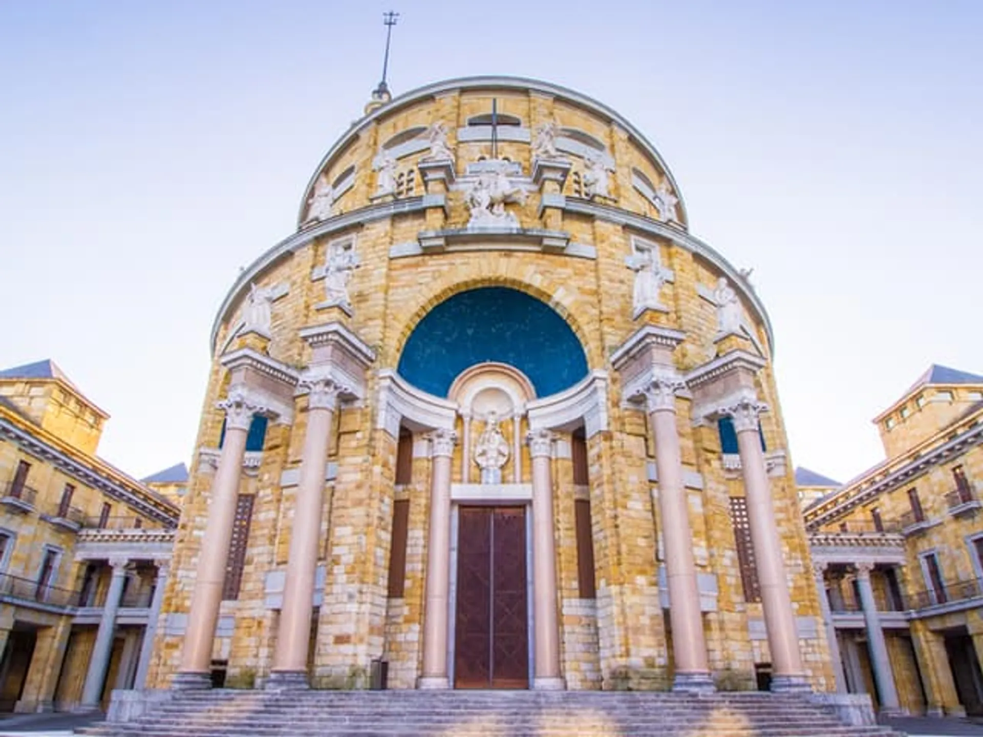 Exterior de la Iglesia de la Universidad Laboral en Gijón-Qué ver en Gijón-Monumentos Principales en Gijón-Guía de Viajes Buendía Tours
