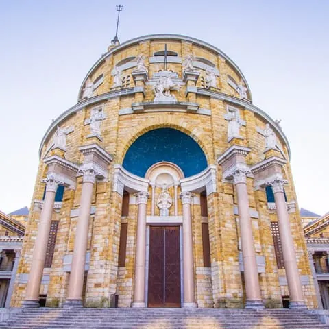 Exterior de la Iglesia de la Universidad Laboral en Gijón-Qué ver en Gijón-Monumentos Principales en Gijón-Guía de Viajes Buendía Tours