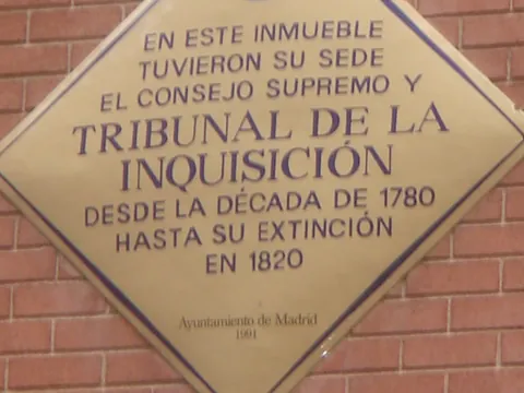 Placa de la antigua sede del Tribunal de la Inquisición.