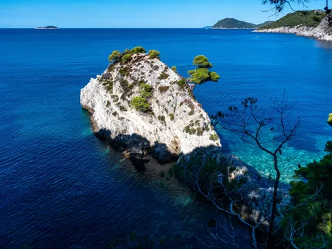 Vistas de la costa de la isla de Kolocep.