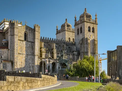 Fachada de la Sé de Oporto, la catedral histórica de la ciudad bajo cielo despejado.