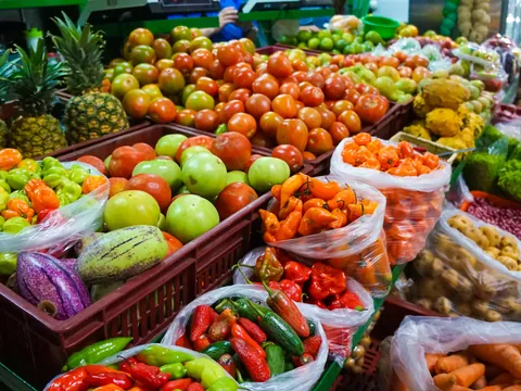 Frutas en un mercado típico de Medellín, Colombia