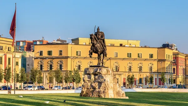 La Plaza Skanderbeg, el punto de partida de este tour histórico y gastronómico por el comunismo.