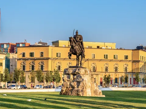 La Plaza Skanderbeg, el punto de partida de este tour histórico y gastronómico por el comunismo.