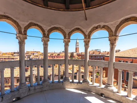 Vista del Campanile de San Marcos desde la Contarini del Bovolo en Venecia