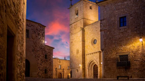 Catedral Santa Maria Asuncion Cáceres free tour Cáceres misterios leyendas atardecer